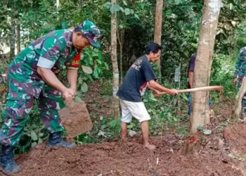 Warga dan anggota Koramil 0102 Cadasari, gotong royong membuka akses jalan, Rabu (9/2/2022). Untuk memudahkan transportasi, menjual dan mengangkut hasil pertanian dan perkebunan warga. (ISTIMEWA)