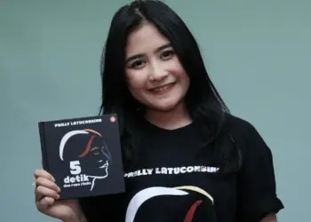 Lima artis ini menulis novel, Salah Satunya Prilly Latuconsina