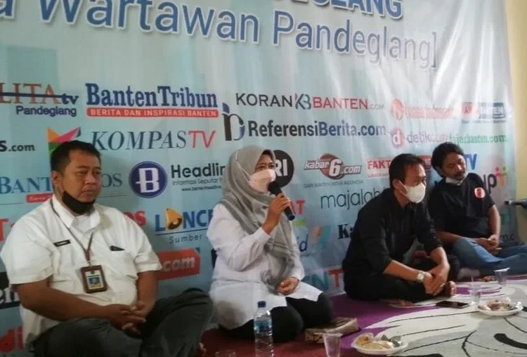 Kabag Prokopim Setda Pandeglang, Mely Diah Rahmalia, menyampaikan sambutan di acara tasyakuran HPN 2022, di Sekretariat Porwan Pandeglang, Rabu (9/2/2022). (MARDIANA/SATELITNEWS.ID)