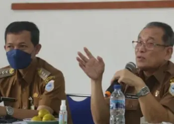 Pj Sekda Pandeglang, Taufik Hidayat (kanan) didampingi Camat Cipeucang, sedang memberikan arahan di acara Musrenbang Kecamatan Cipeucang, Selasa (8/2/2022). (ISTIMEWA)