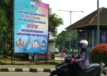 Baliho penutupan sementara Alun-alun Pandeglang, terpampang setiap sudut Alun-alun setempat. (MARDIANA/SATELITNEWS.ID)