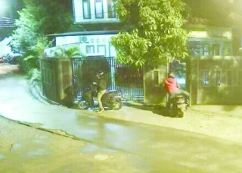 Aksi Dua Maling Bobol Rumah Warga Terekam CCTV