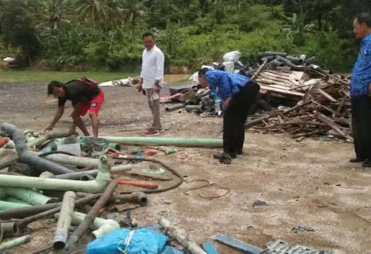 Pemerintah Kecamatan Anyer, Pengusaha dan Dewan keruk tumpukan sampah di dekat jalan, Senin (21/2/2022). (ISTIMEWA)