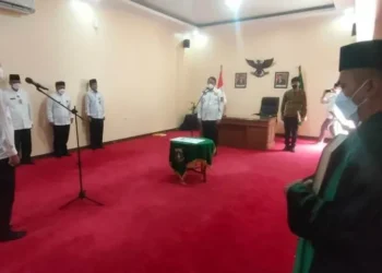 Gubernur Banten Wahidin Halim, melantik Kepala Dinas Pekerjaan Umum dan Penataan Ruang (DPUPR) Provinsi Banten, Arlan Marzan, di rumah dinas Gubernur Banten, Jalan Ahmad Yani No. 158, Serang, Sumur Pecung, Kecamatan Serang, Kota Serang, Jumat (18/2/2022). (ISTIMEWA)