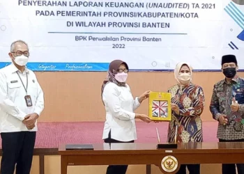 Bupati Serang Ratu Tatu Chasanah, didampingi Sekda Kabupaten Serang Tb. Entus Mahmud Sahiri, menyerahkan LKPD tahun 2021 kepada BPK RI Perwakilan Banten, Senin (7/3/2022). (ISTIMEWA)