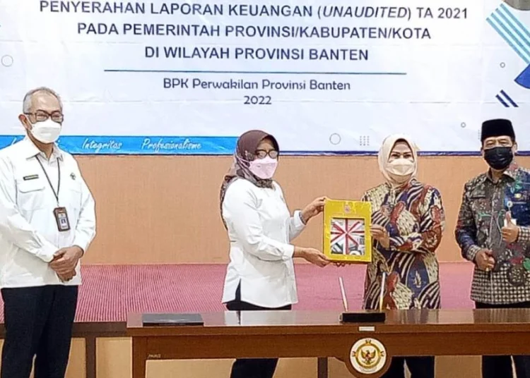 Bupati Serang Ratu Tatu Chasanah, didampingi Sekda Kabupaten Serang Tb. Entus Mahmud Sahiri, menyerahkan LKPD tahun 2021 kepada BPK RI Perwakilan Banten, Senin (7/3/2022). (ISTIMEWA)