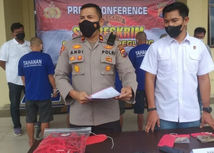 Waka Polres Pandeglang didampingi jajarannya, sedang menunjukan barang bukti yang diamankan dari para pelaku, di lingkungan Mako Polres Pandeglang, Rabu (2/3/2022). (NIPAL SUTIANA/SATELITNEWS.ID)