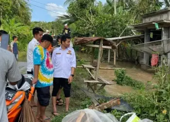 Pengurus Karang Taruna Kabupaten Pandeglang, blusukan di Kecamatan Pagelaran, Kabupaten Pandeglang. Menyisir rumah warga terdampak banjir, di wilayah sekitar. Sekaligus, memastikan apa yang menjadi kebutuhan para korban di lokasi, Jumat (4/3/2022). (ISTIMEWA)