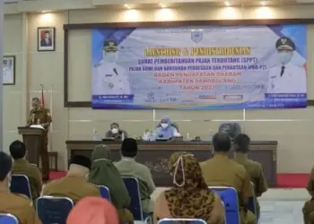 Kepala Bapenda Pandeglang, Tatang Muhtasar, saat memberikan sambutan pada pendistribusian SPPT, di Aula Pendopo Bupati Pandeglang, beberapa waktu lalu. (ISTIMEWA)