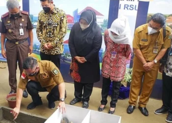 Wagub Banten, Andika Hazrumy, didampingi Bupati Pandeglang, Irna Narulita dan jajarannya, melakukan peletakan batu pertama pembangunan lanjutan RSUD Labuan, Selasa (8/3/2022). (ISTIMEWA)