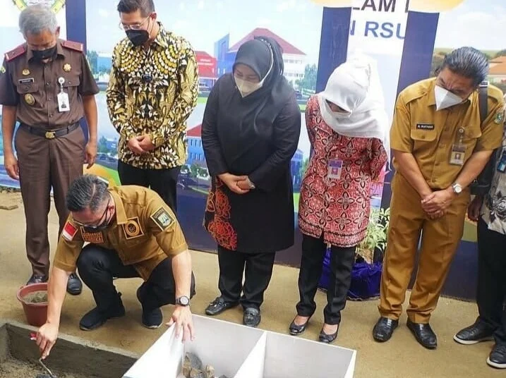 Wagub Banten, Andika Hazrumy, didampingi Bupati Pandeglang, Irna Narulita dan jajarannya, melakukan peletakan batu pertama pembangunan lanjutan RSUD Labuan, Selasa (8/3/2022). (ISTIMEWA)