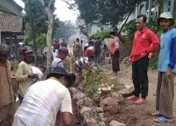 Warga Kampung Pasir Kaso, Kelurahan Pagadungan, Kecamatan Karang Tanjung, Kabupaten Pandeglang, gotong royong membangun TPT, Minggu (20/3/2022). (ISTIMEWA)