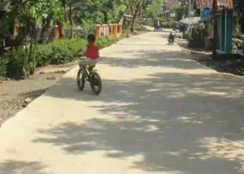 Kondisi ruas jalan Carita-Kadukemis, terlihat mulus dan sudah digunakan oleh warga sekitar, akibat tersentuh program Jakamantul. (ISTIMEWA)