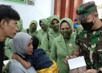 Didampingi istri, Dandim 0601 Pandeglang, Letkol Inf Jani Setiadi, memberikan bingkisan kepada orang tua yang mengikuti acara khitan massal gratis, Selasa (29/3/2022). (NIPAL SUTIANA/SATELITNEWS.ID)