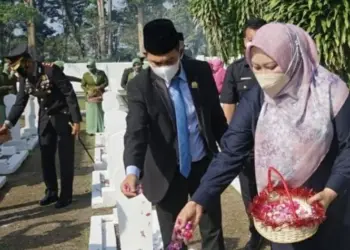 Bersama Forkompinda, Bupati Pandeglang Irna Narulita, tabur bunga di Taman Makam Pahlawan Cihaseum, Kamis (31/3/2022). (ISTIMEWA)