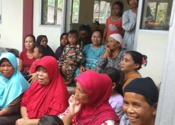 Sejumlah warga terdampak banjir di Kecamatan Cinangka, sedang mengungsi di Masjid, beberapa waktu lalu. (ISTIMEWA)