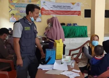 Sejumlah warga Kabupaten Serang, mulai mengambil bantuan yang disalurkan melalui PT Pos, Selasa (8/3/2022). (ISTIMEWA)