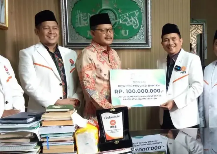 DPW PKS Provinsi Banten, berikan bantuan uang senilai Rp 100 juta kepada PWNU Provinsi Banten, untuk pembangunan kampus INUBA. (ISTIMEWA)