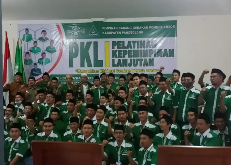 Pengurus Ansor, tamu undangan dan para peserta, sedang melaksanakan pembukaan kegiatan PKL di Ponpes Al Falah, Rabu (9/3/2022). (ISTIMEWA)