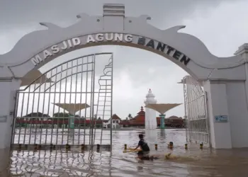 Foto Kawasan Wisata Religi Banten Lama Terendam Banjir