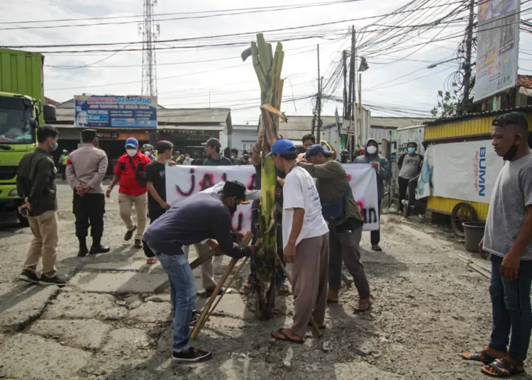 Foto Aksi Unjuk Rasa Perbaikan Jalan Rusak di Kota Tangerang