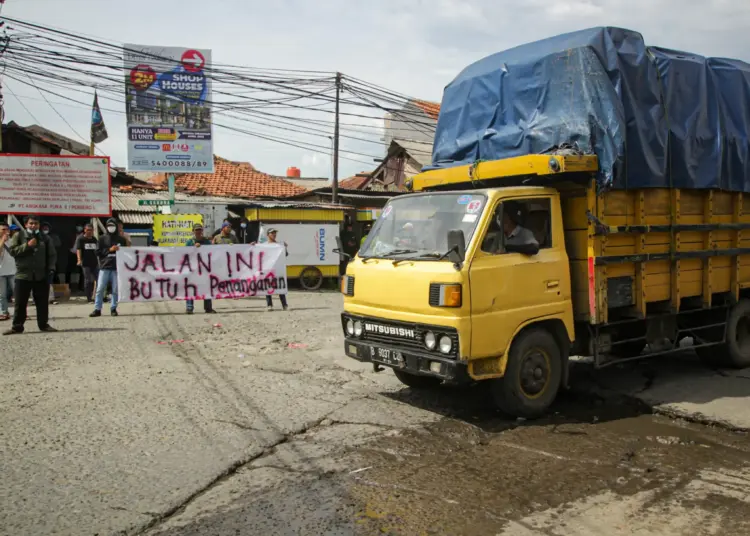 Foto Aksi Unjuk Rasa Perbaikan Jalan Rusak di Kota Tangerang