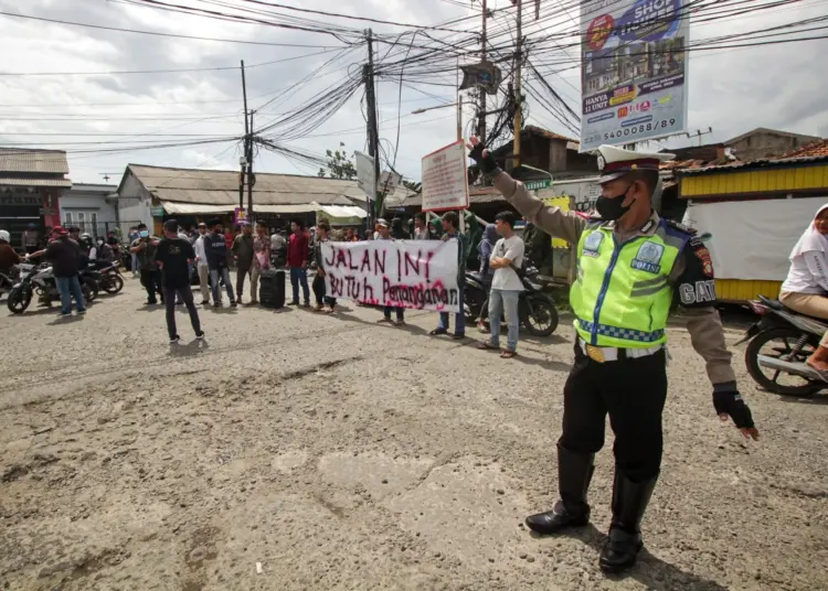 Foto Aksi Unjuk Rasa Perbaikan Jalan Rusak di Kota Tangerang