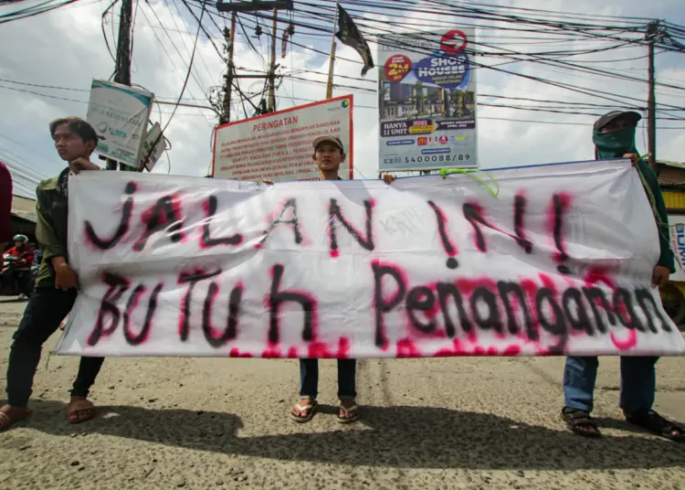 Foto Aksi Unjuk Rasa Perbaikan Jalan Rusak di Kota Tangerang