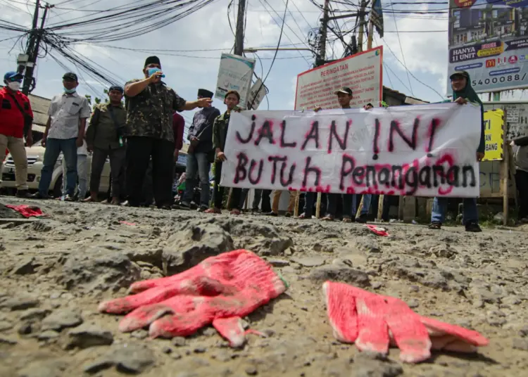 Foto Aksi Unjuk Rasa Perbaikan Jalan Rusak di Kota Tangerang