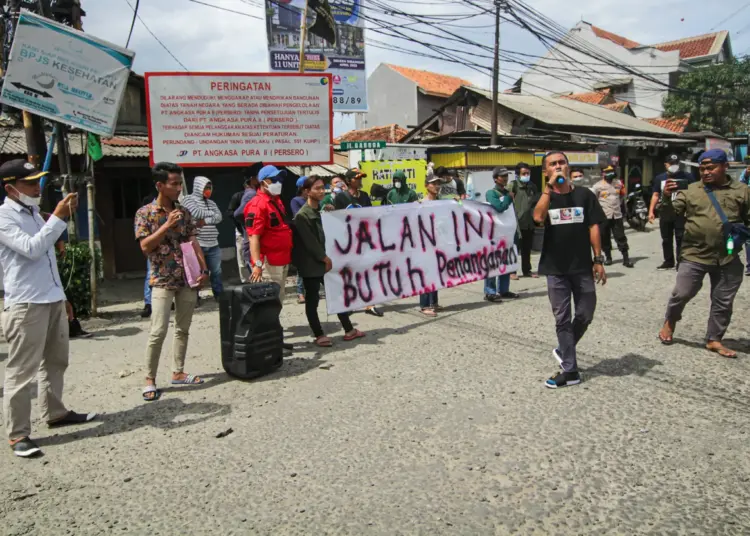 Foto Aksi Unjuk Rasa Perbaikan Jalan Rusak di Kota Tangerang