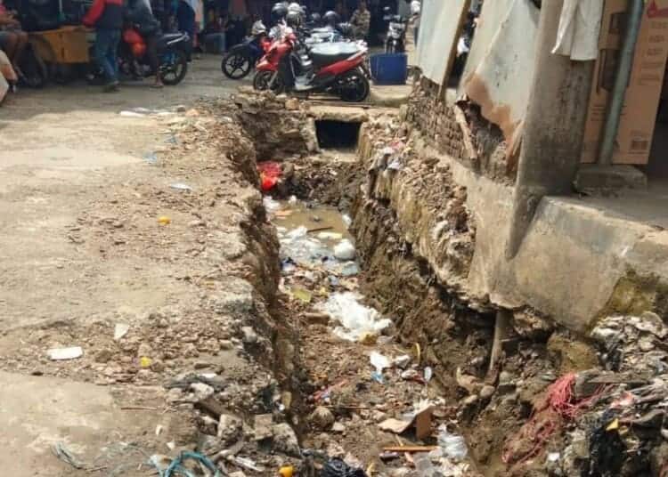 Proyek pekerjaan drainase di Pasar Pandeglang, yang diduga dibiarkan pelaksananya, Selasa (15/3/2022). (DOKUMEN/SATELITNEWS.ID)