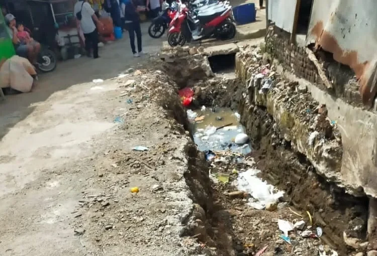 Kondisi galian yang bakal dibuat drainase di Pasar Badak Pandeglang, belum terlihat bahan material dan dikerjakan oleh pihak ketiga, Senin (14/3/2022). (ISTIMEWA)