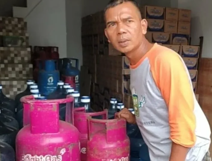 Penjual elpiji sedang melayani pembeli di toko miliknya, Kamis (10/3/2022). (ISTIMEWA)