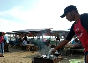 Sejumlah pedagang menggelar dagangannya di lokasi Kuliner Batako, Desa Teluk, Kecamatan Labuan, Kabupaten Pandeglang. (ISTIMEWA)