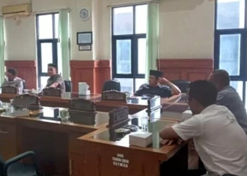 HEARING–Komisi III DPRD Pandeglang, hearing dengan jajaran DLH setempat, membahas persoalan sampah, di ruang Komisi III DPRD Pandeglang, Rabu (30/3/2022). (NIPAL SUTIANA/SATELITNEWS.ID)