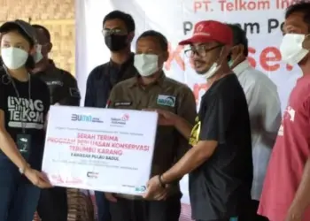 KONSERVASI TERUMBU KARANG–Sejumlah pihak berfoto bersama, usai pembukaan peluncuran Program Perluasan Konservasi Terumbu Karang Kawasan Pulau Badul, di Kampung Ketapang, Desa Tunggal Jaya, Kecamatan Sumur, Rabu (30/3/2022). (MARDIANA/SATELITNEWS.ID)