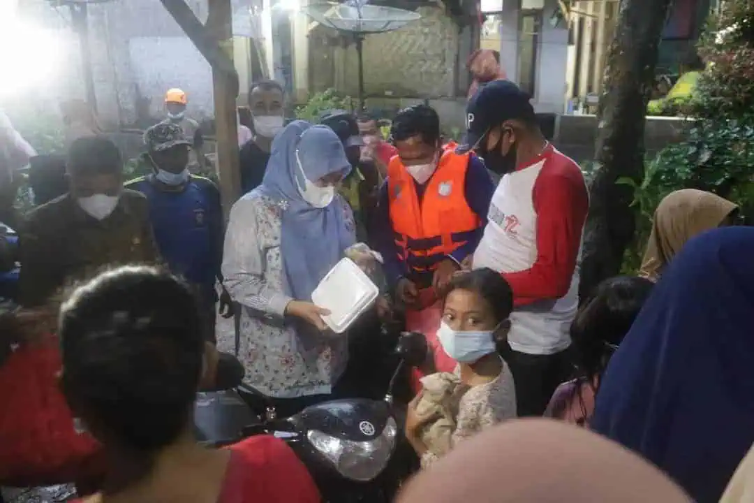 Cerita Bupati Irna Terobos Banjir di Panimbang, Hujan-hujanan untuk Bujuk Warga Mengungsi