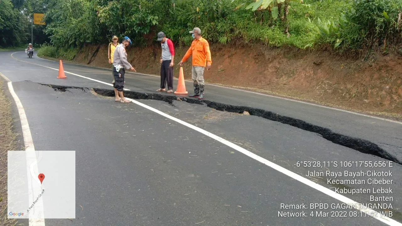 Jalan Penghubung Lebak - Sukabumi Amblas 70 Sentimeter Sepanjang 30 Meter