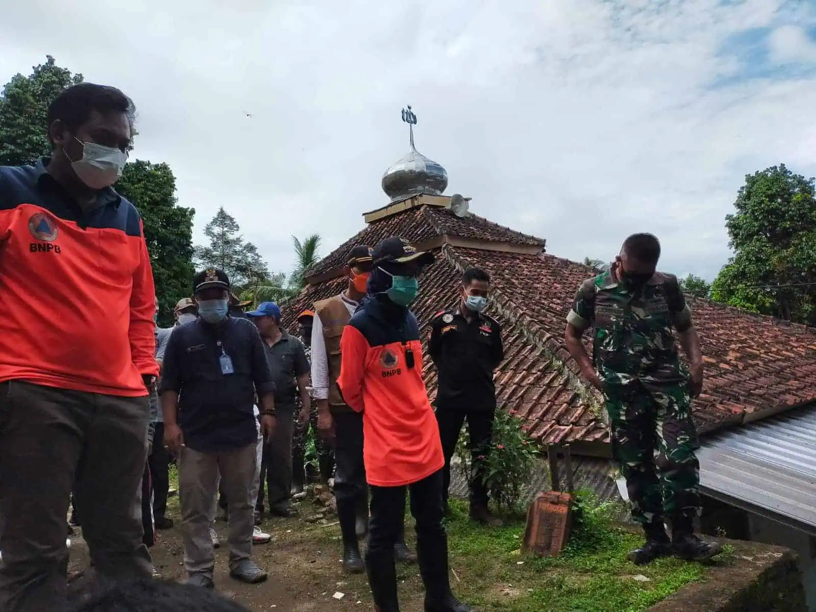 Sambangi Pengungsi Pergerakan Tanah, Bupati Iti Janjikan Dua Hal Ini