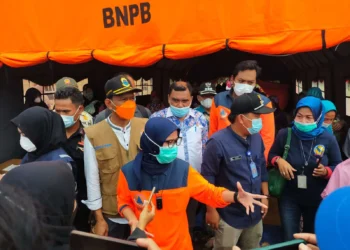 Sambangi Pengungsi Pergerakan Tanah, Bupati Iti Janjikan Dua Hal Ini