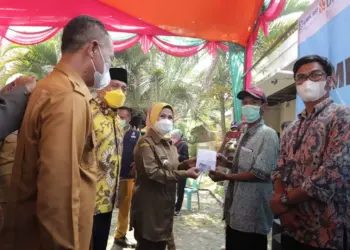 Bupati Serang Ratu Tatu Chasanah, secara simbolis memberikan bantuan kepada korban tumpahan minyak, dari Pertamina, Senin (14/3/2022). (ISTIMEWA)