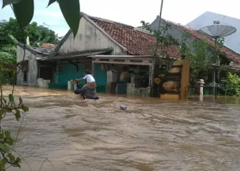 Banjir di Carita dan Labuan Akibat Tanggul Banyubiru Labuan Jebol