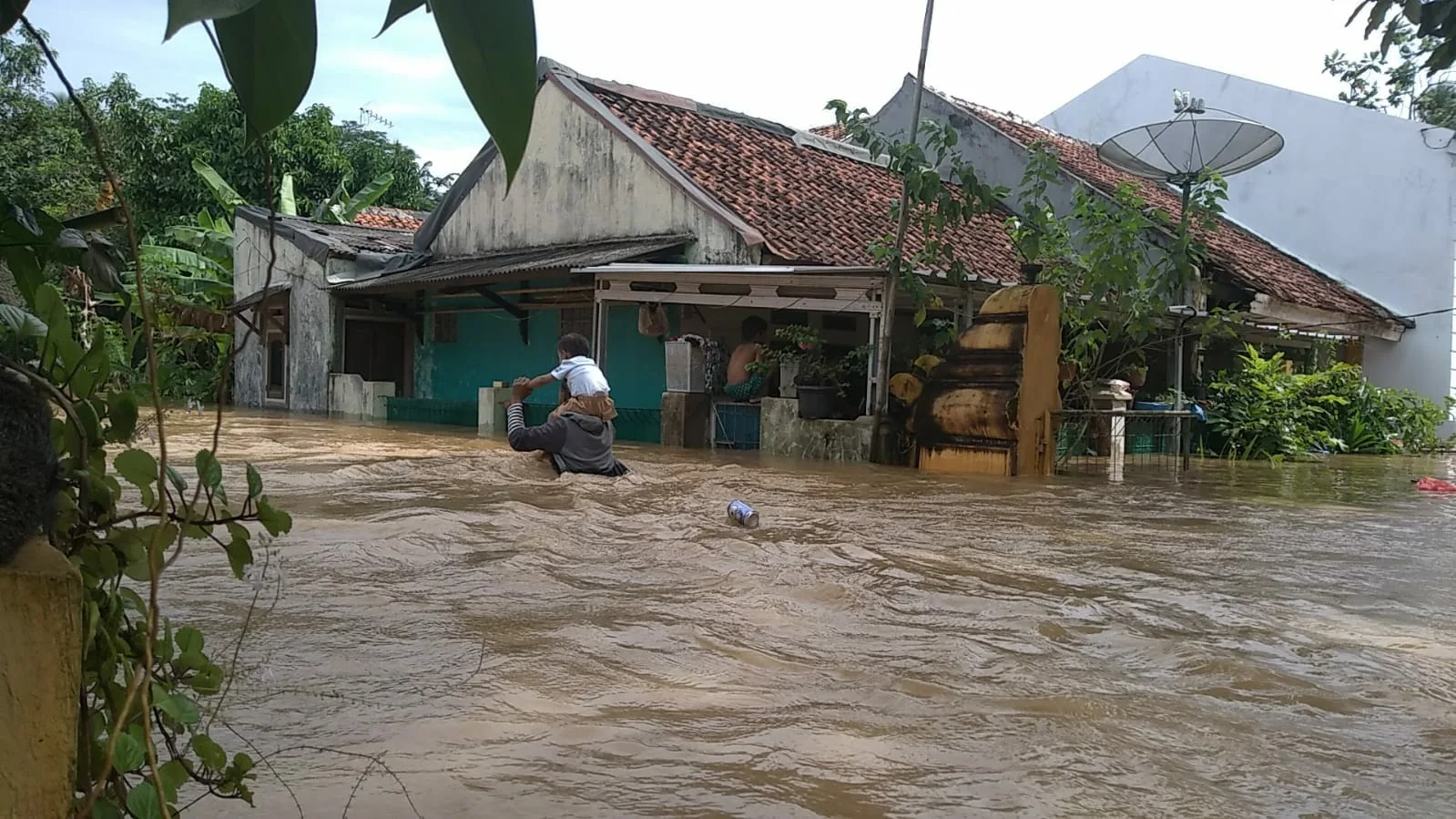 Banjir di Carita dan Labuan Akibat Tanggul Banyubiru Labuan Jebol