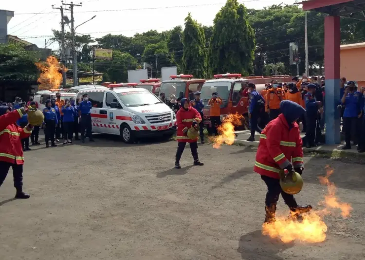 Srikandi Damkar BPBD Kabupaten Serang, melakukan atraksi saat HUT Damkar ke 103, di halaman kantornya, Selasa (22/3/2022). (ISTIMEWA)