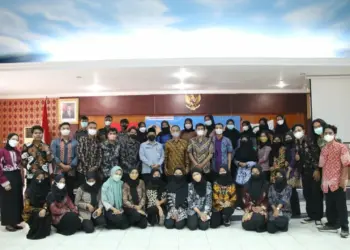 Mahasiswa Pontirta dan Sekda Serang, foto bersama. (ISTIMEWA)