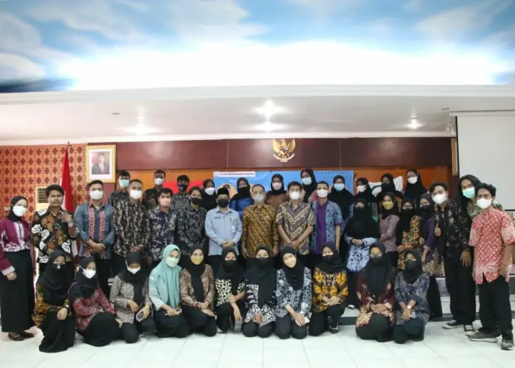 Mahasiswa Pontirta dan Sekda Serang, foto bersama. (ISTIMEWA)