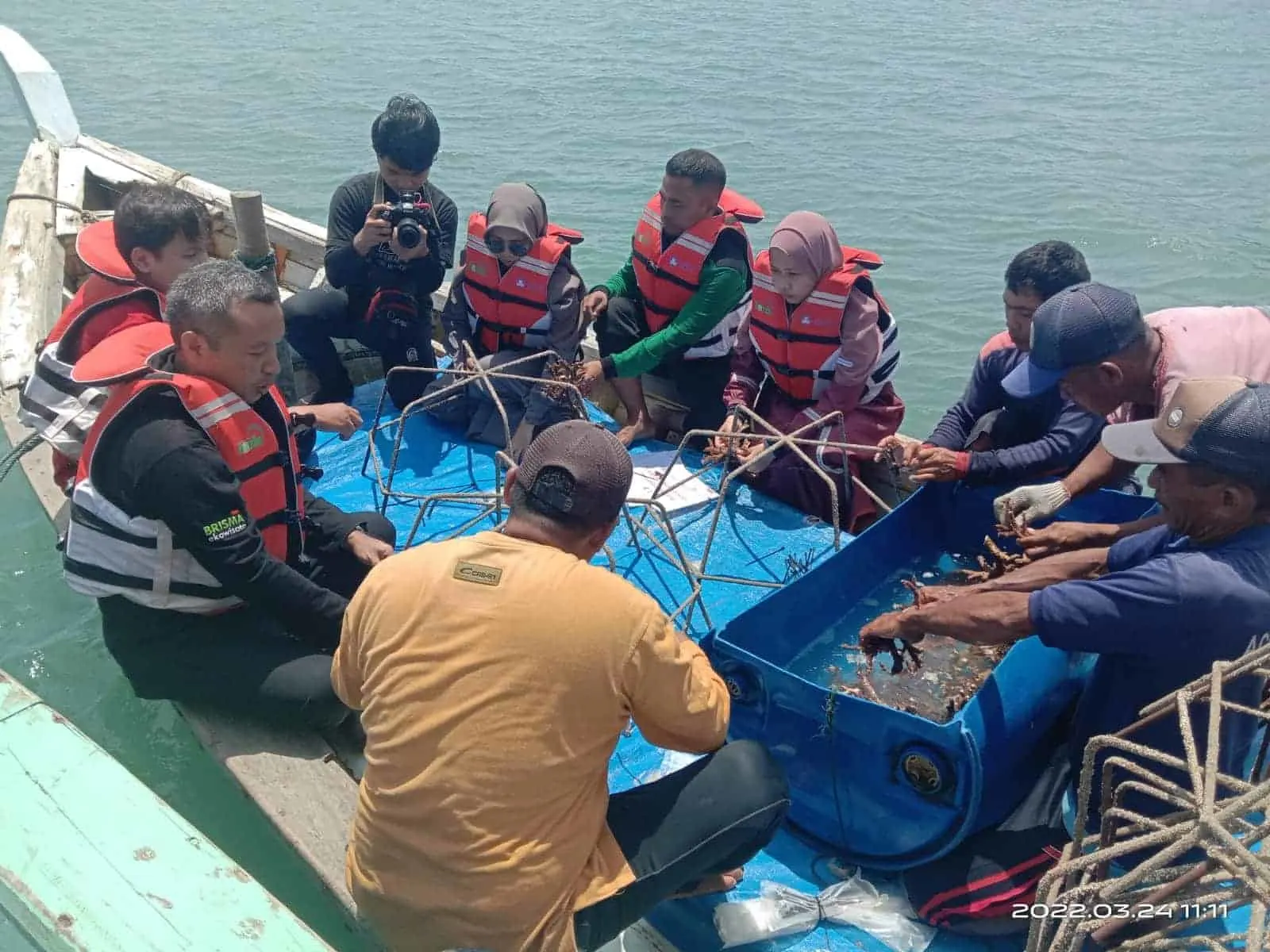 FPTK Banten dan Laz Harfa, membawa jaring laba-laba menuju Pulau Liwungan, untuk ditransplantasi, dalam Gerakan Rehabilitasi Terumbu Karang (GRTK). (ISTIMEWA)