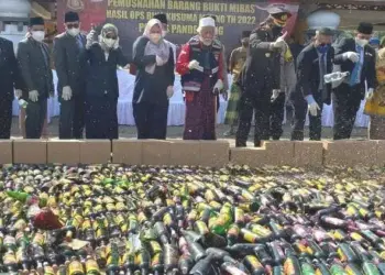 Ribuan botol Miras hasil razia pekat, dimusnahkan di depan pancaniti alun - alun Pandeglang, KAmis (31/3/2022). (NIPAL SUTIANA/SATELITNEWS.ID)