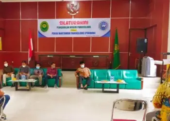 Ketua PN Pandeglang, Titis Tri Wulandari, sedang menyampaikan sambutan saat silaturahmi dengan Porwan Pandeglang, di Aula PN Pandeglang, Kamis (31/3/2022). (ISTIMEWA)