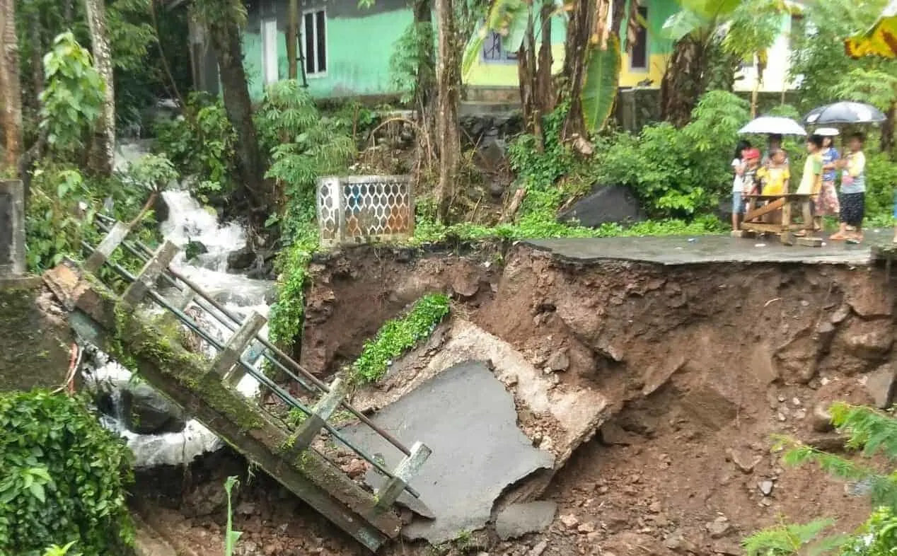 Jembatan Ramea, Desa Ramea, Kecamatan Mandalawangi, Kabupaten Pandeglang, ambruk, Selasa (1/3/2022). (ISTIMEWA)